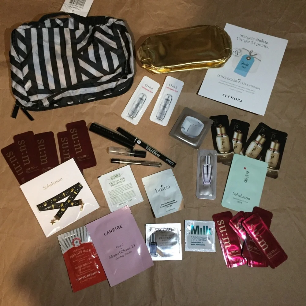 31 beauty samples & 2 cosmetic bags